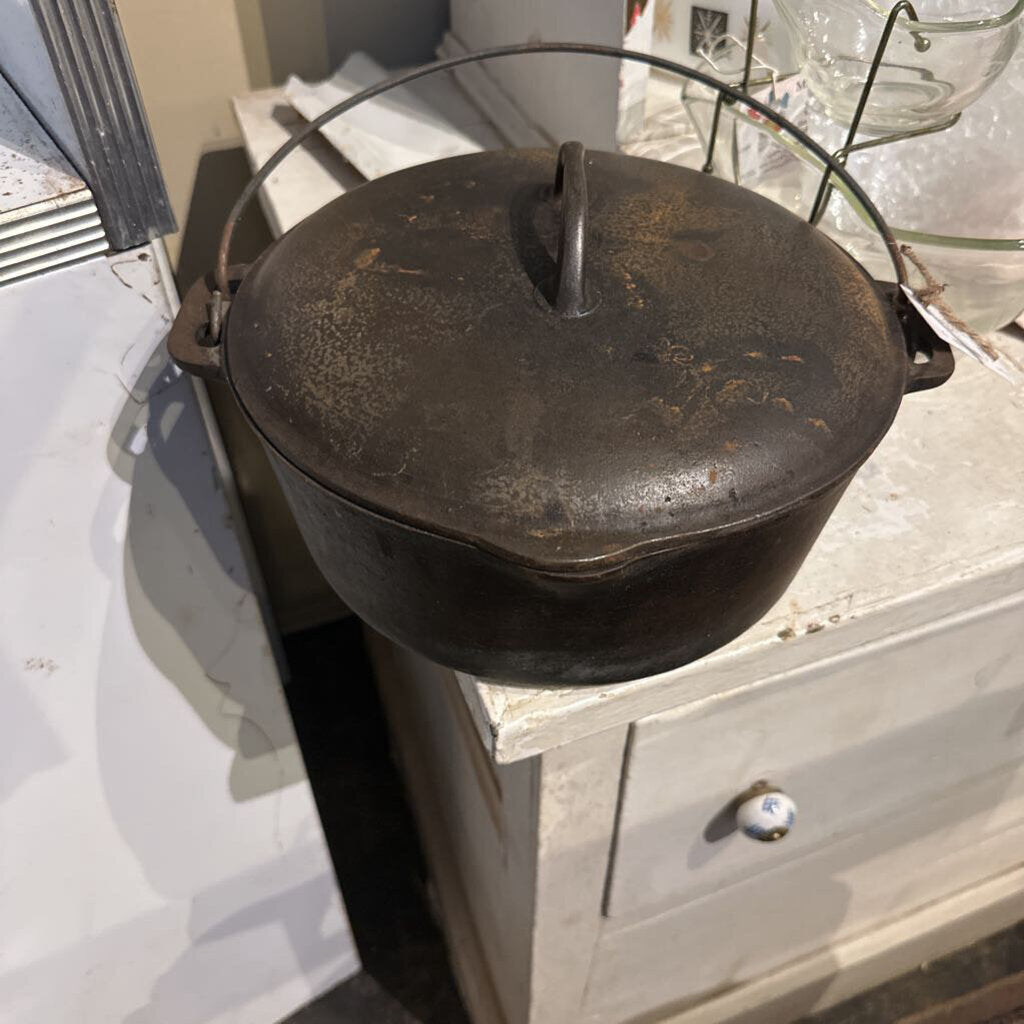 CAST IRON DUTCH OVEN WITH LID