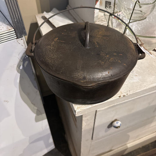 CAST IRON DUTCH OVEN WITH LID