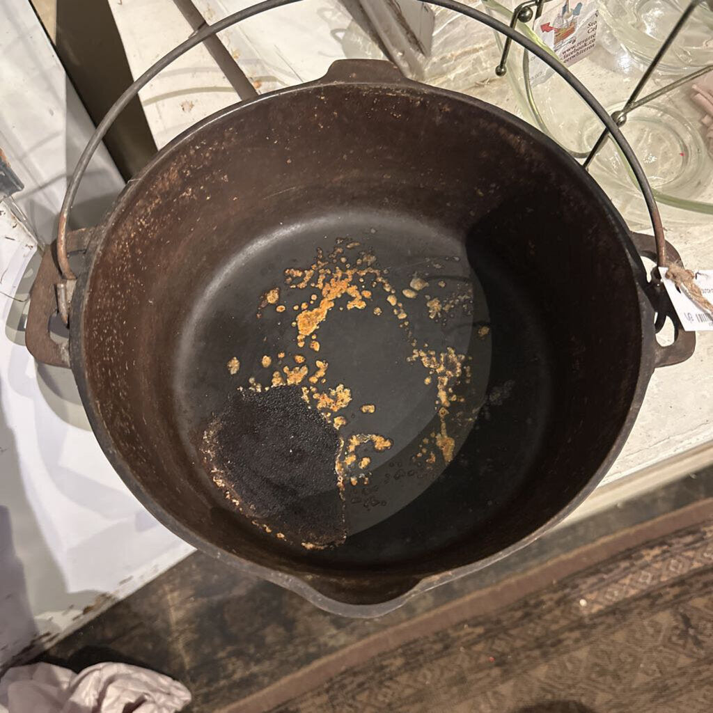 CAST IRON DUTCH OVEN WITH LID