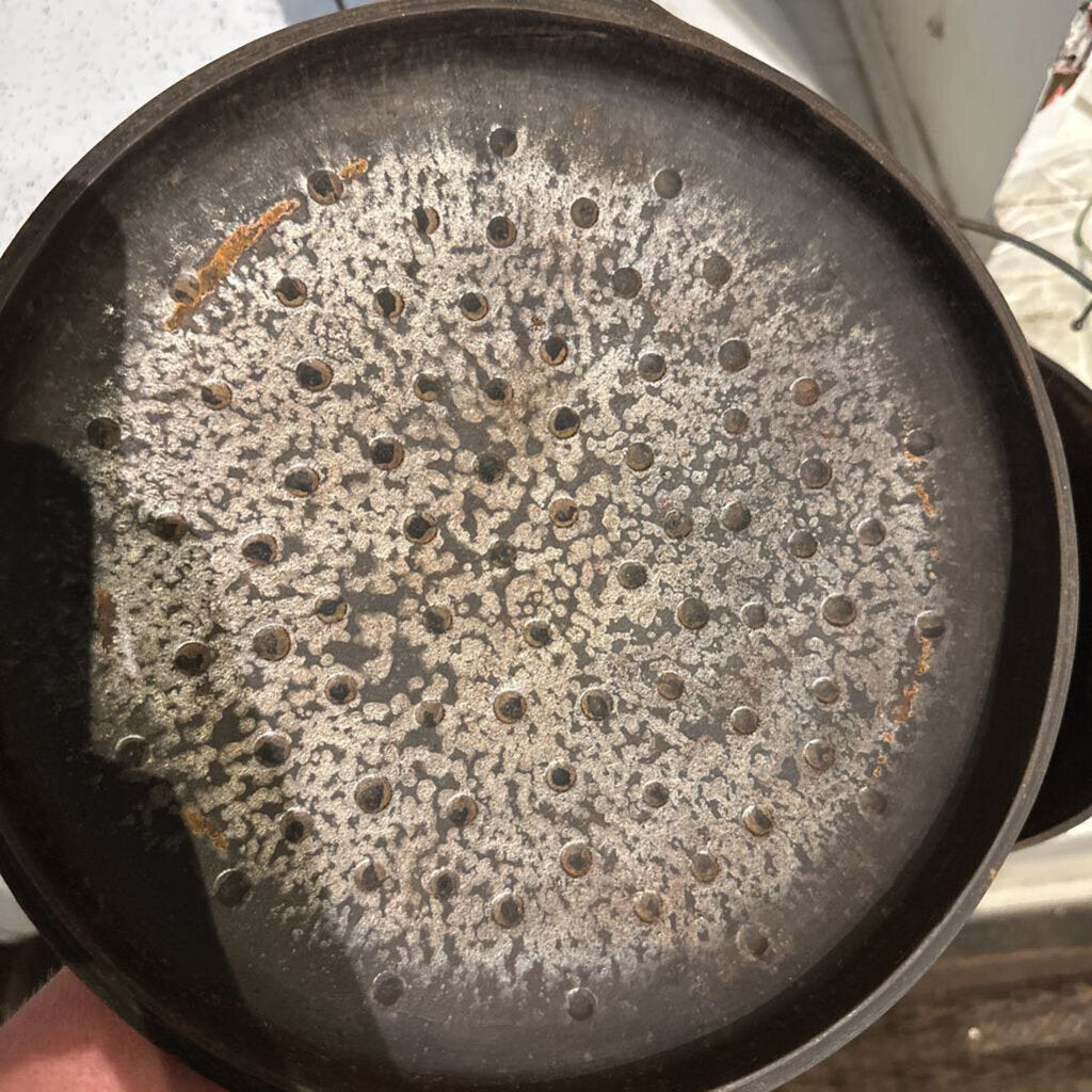CAST IRON DUTCH OVEN WITH LID