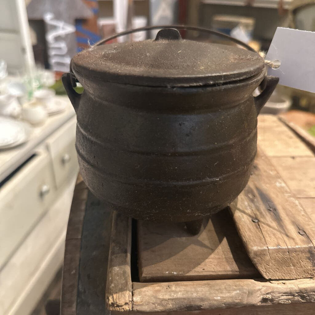 SALESMAN SAMPLE CAST IRON CAULDRON WITH LID
