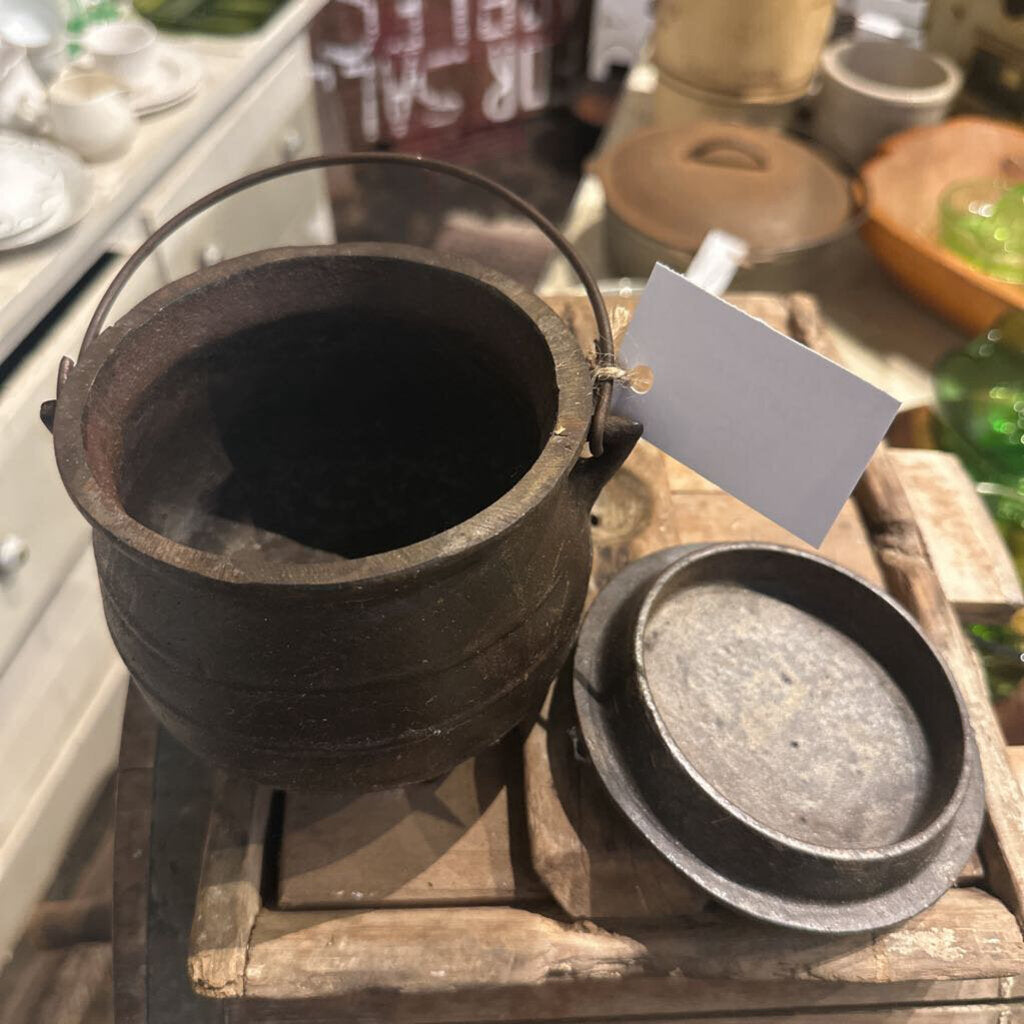 SALESMAN SAMPLE CAST IRON CAULDRON WITH LID