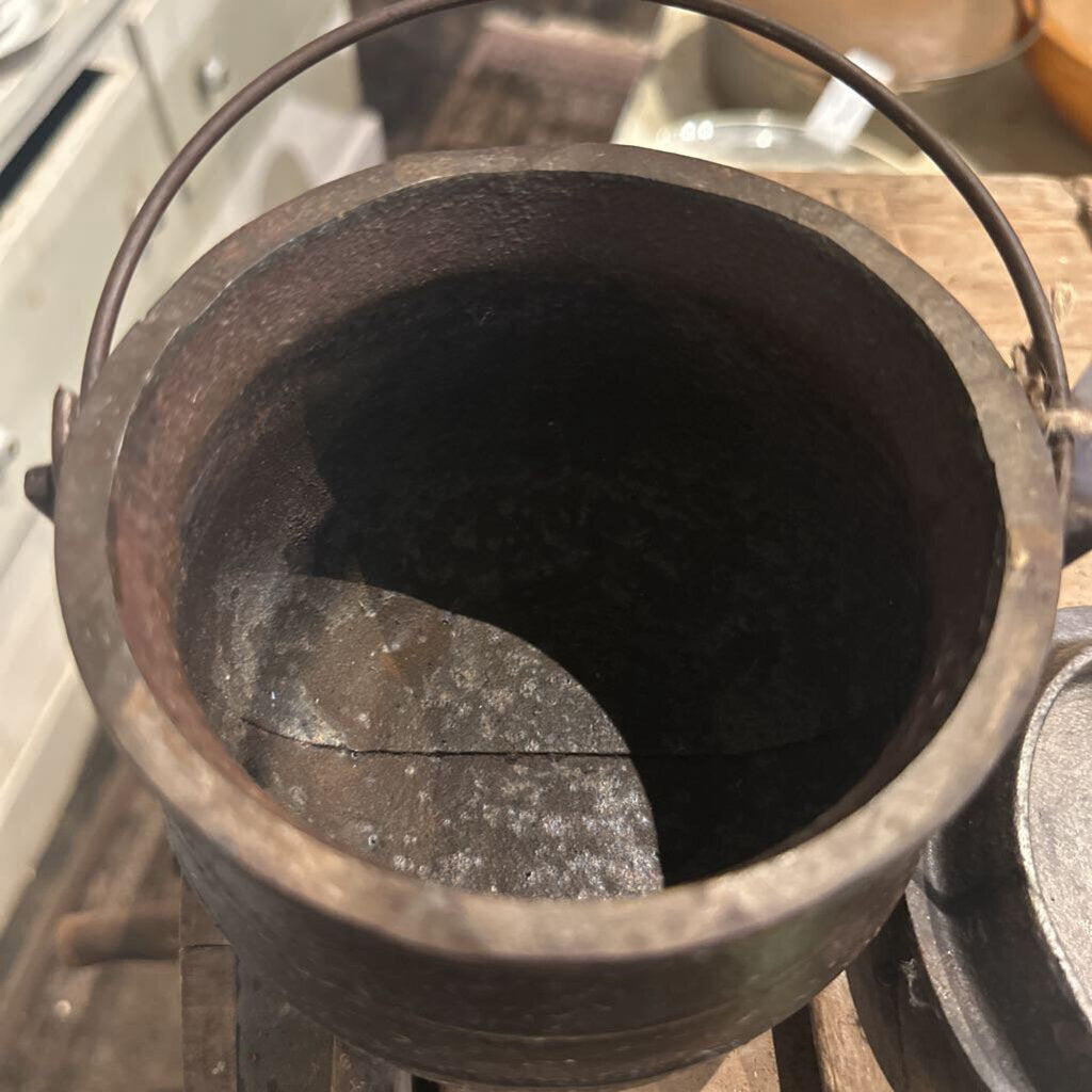 SALESMAN SAMPLE CAST IRON CAULDRON WITH LID