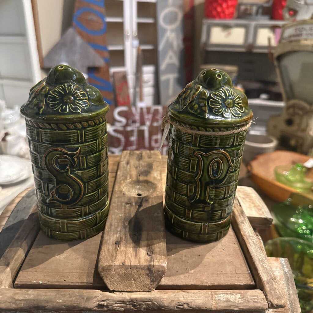 SALT AND PEPPER SHAKERS WITH BASKET WEAVE DESIGN