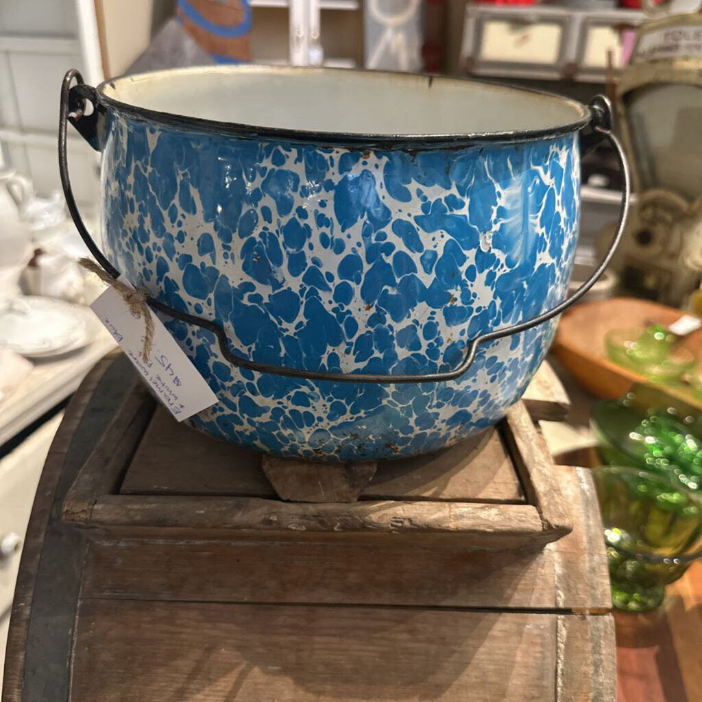 ENAMELWARE POT WITH WIRE HANDLE