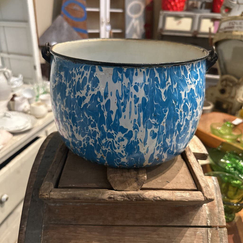 ENAMELWARE POT WITH WIRE HANDLE