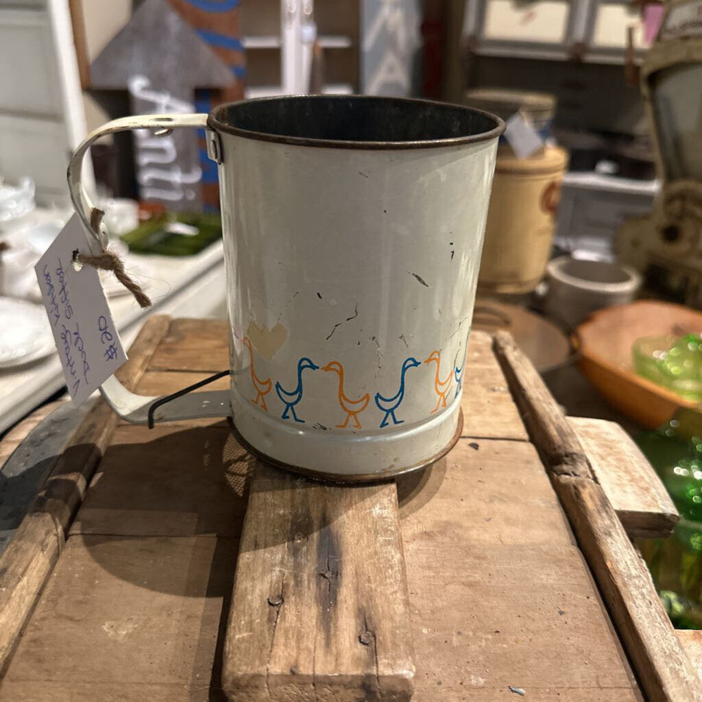 METAL FLOUR SIFTER WITH DUCKS