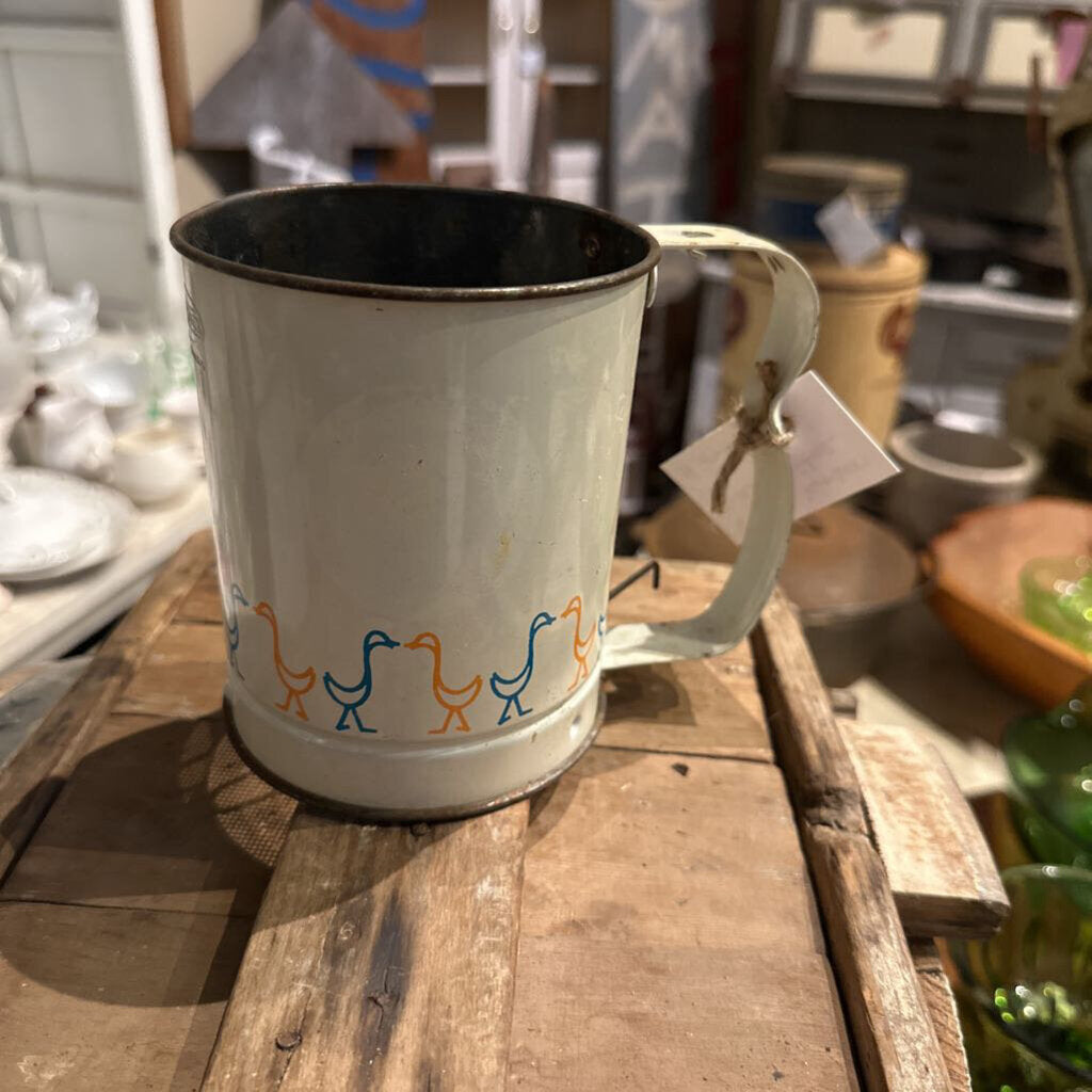 METAL FLOUR SIFTER WITH DUCKS