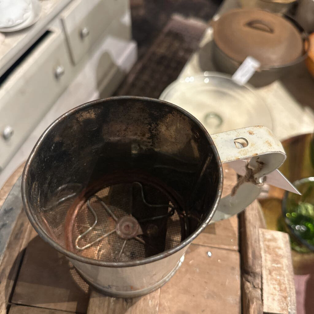 METAL FLOUR SIFTER WITH DUCKS