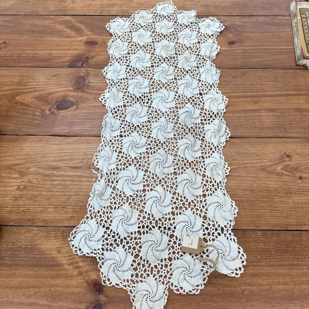 VINTAGE TABLE RUNNER