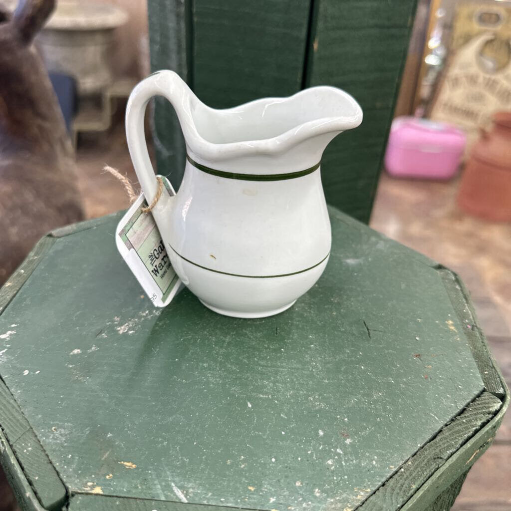 INDIVIDUAL CREAMER PITCHER