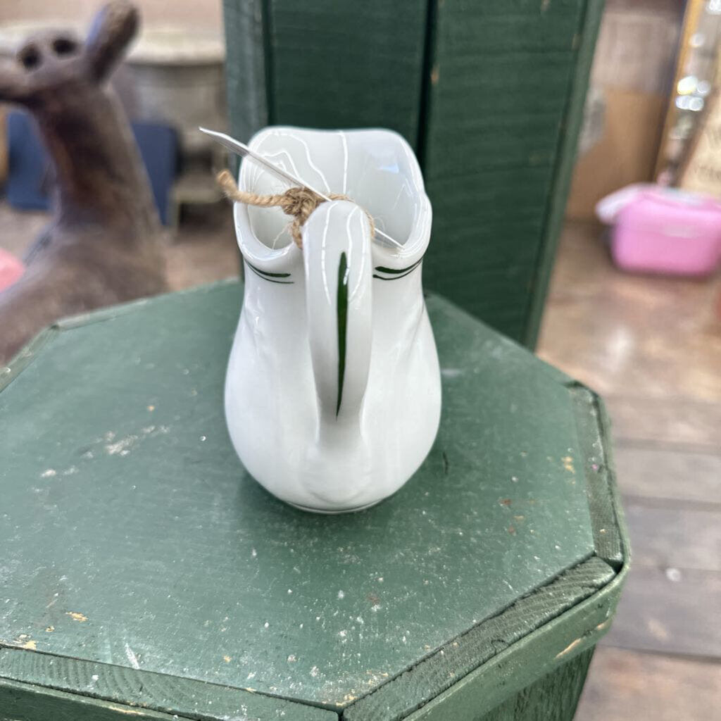 INDIVIDUAL CREAMER PITCHER