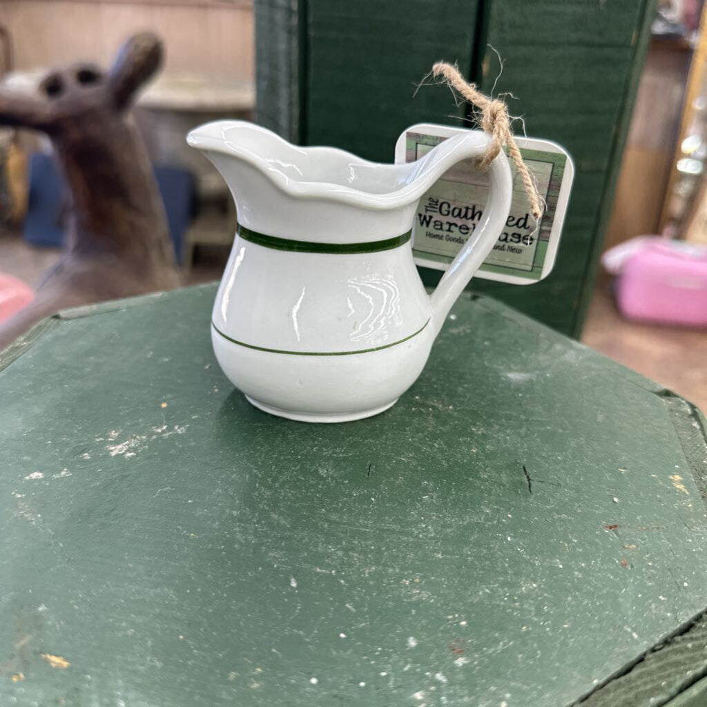 INDIVIDUAL CREAMER PITCHER