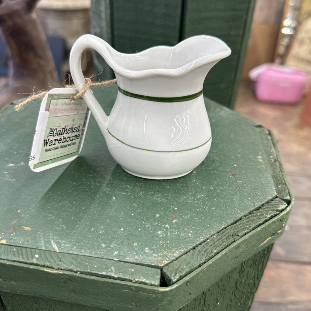 INDIVIDUAL CREAMER PITCHER
