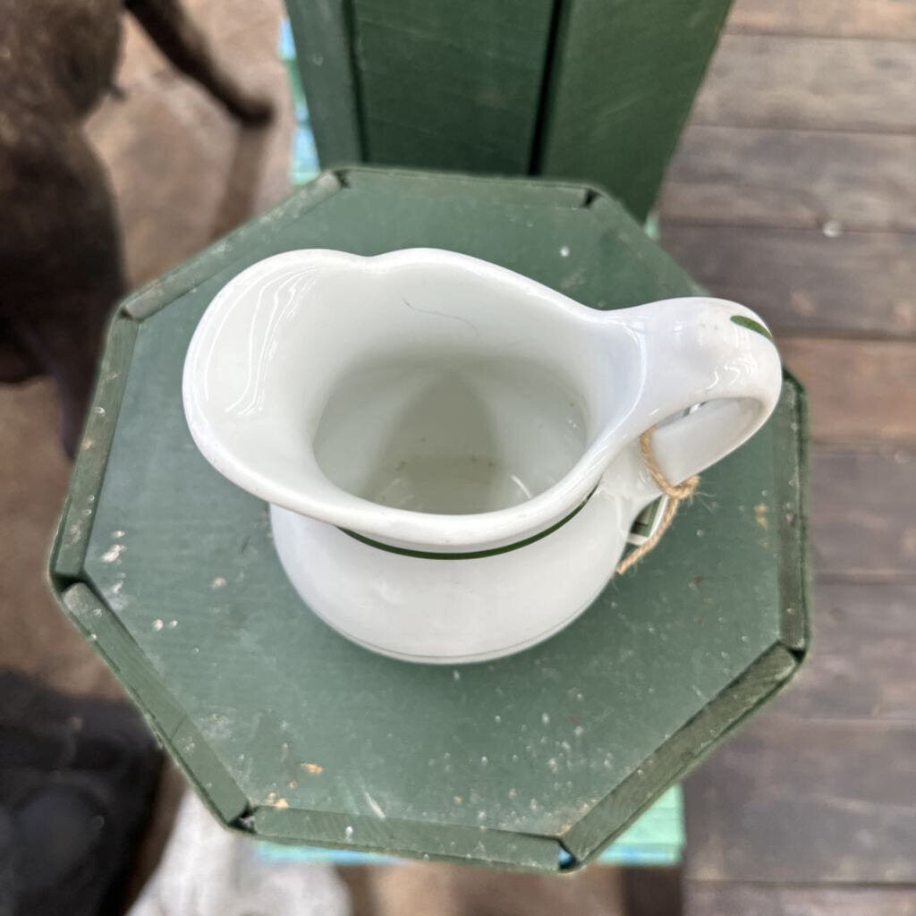 INDIVIDUAL CREAMER PITCHER