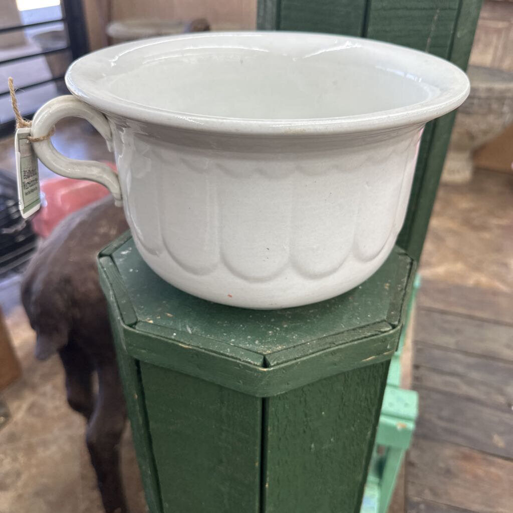 CHAMBER POT WITH SCALLOPED PATTERN