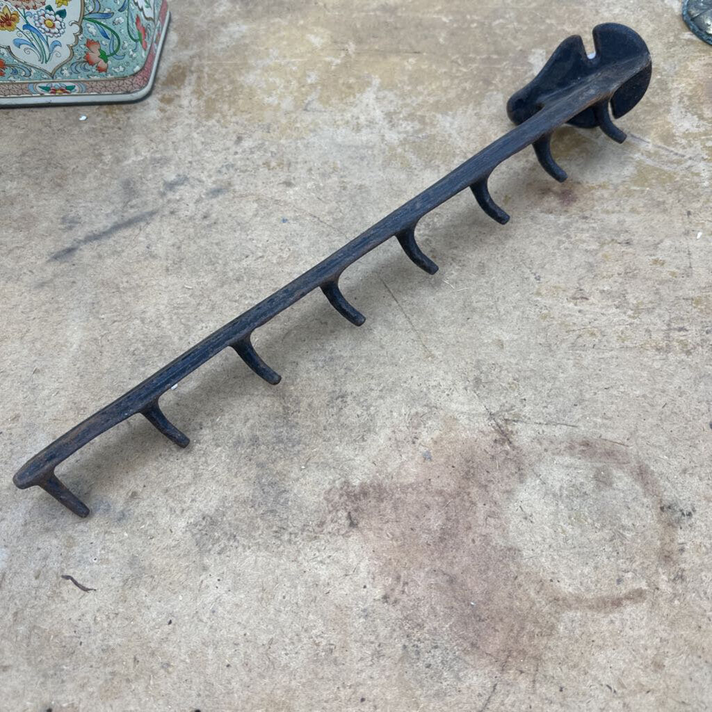 WALL MOUNT IRON UTILITY HOOK RACK