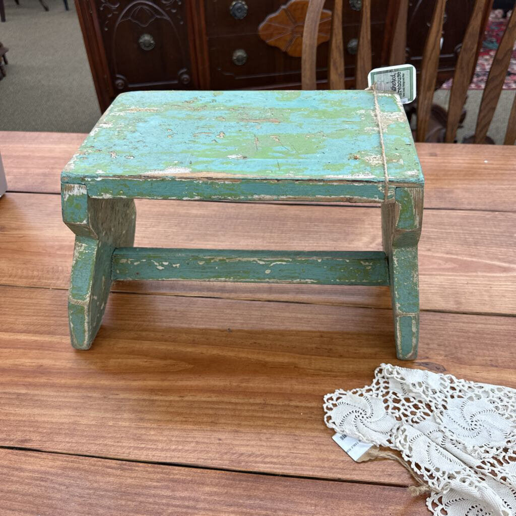 PRIMITIVE FOOT STOOL