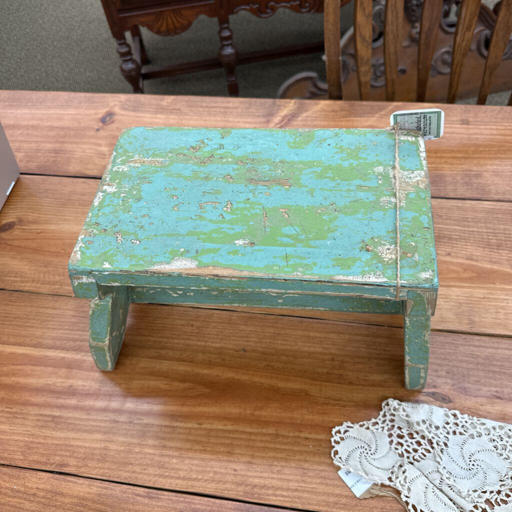 PRIMITIVE FOOT STOOL