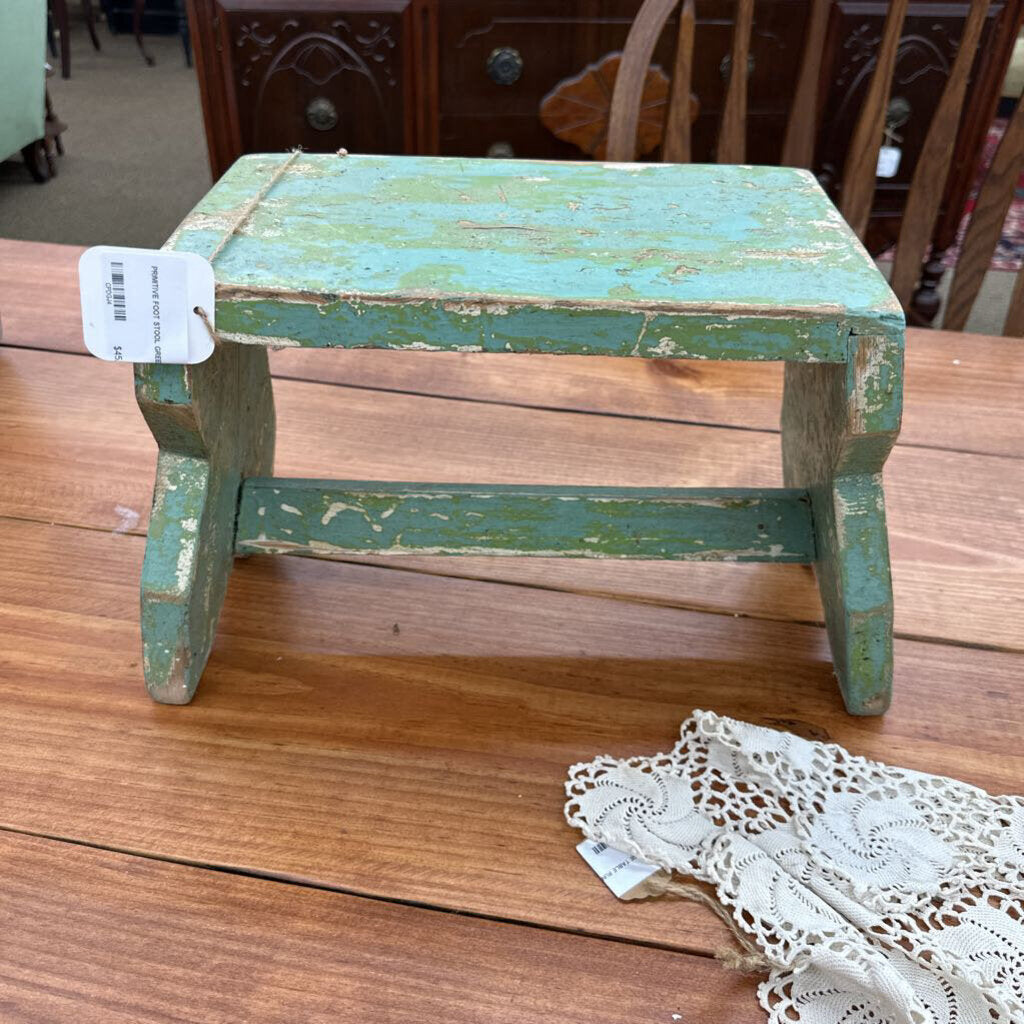 PRIMITIVE FOOT STOOL