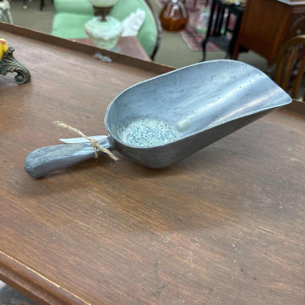 METAL SCOOP