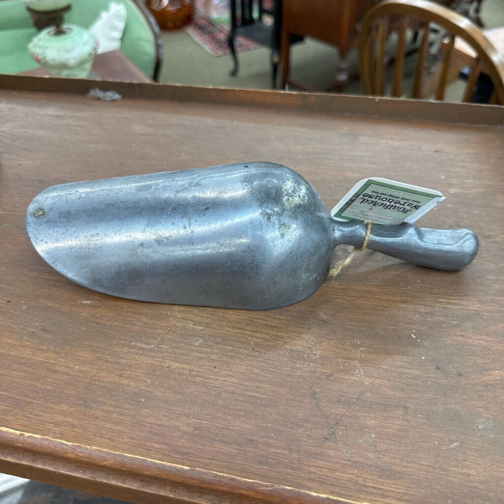 METAL SCOOP