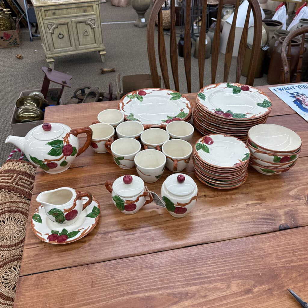 VINTAGE 1950'S FRANCISCAN APPLE DISH SET