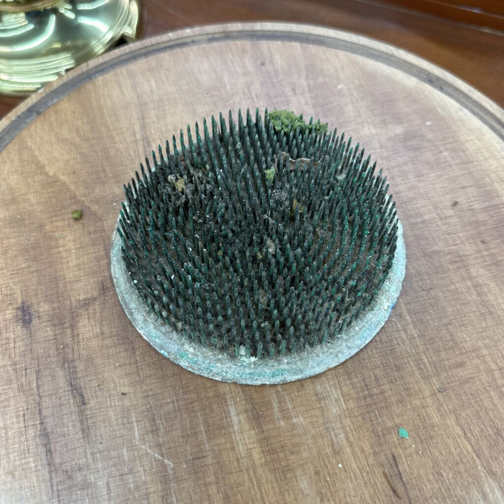 VINTAGE METAL FLOWER FROG