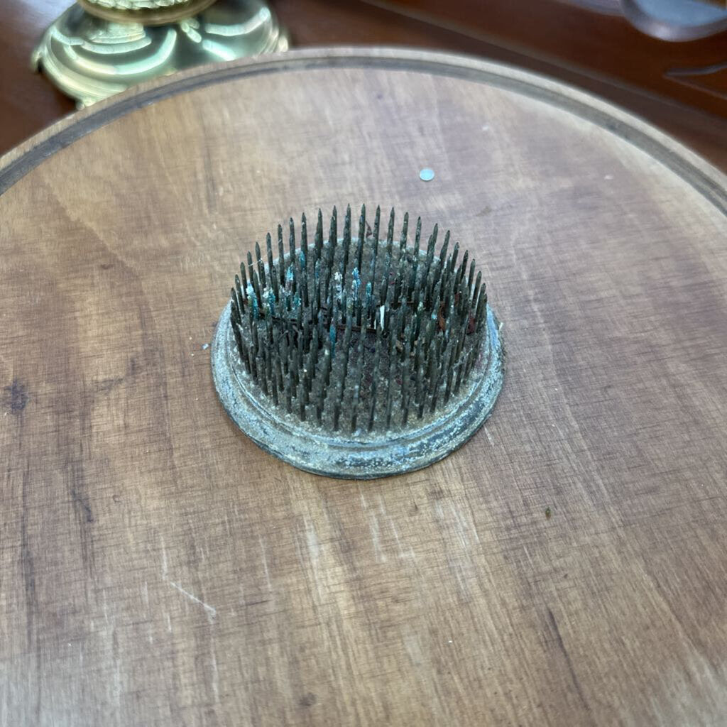 VINTAGE METAL FLOWER FROG