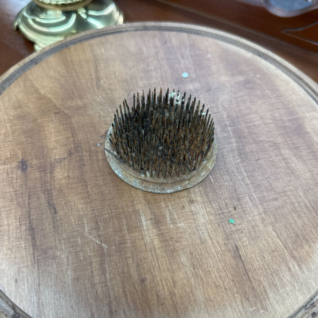 VINTAGE METAL FLOWER FROG