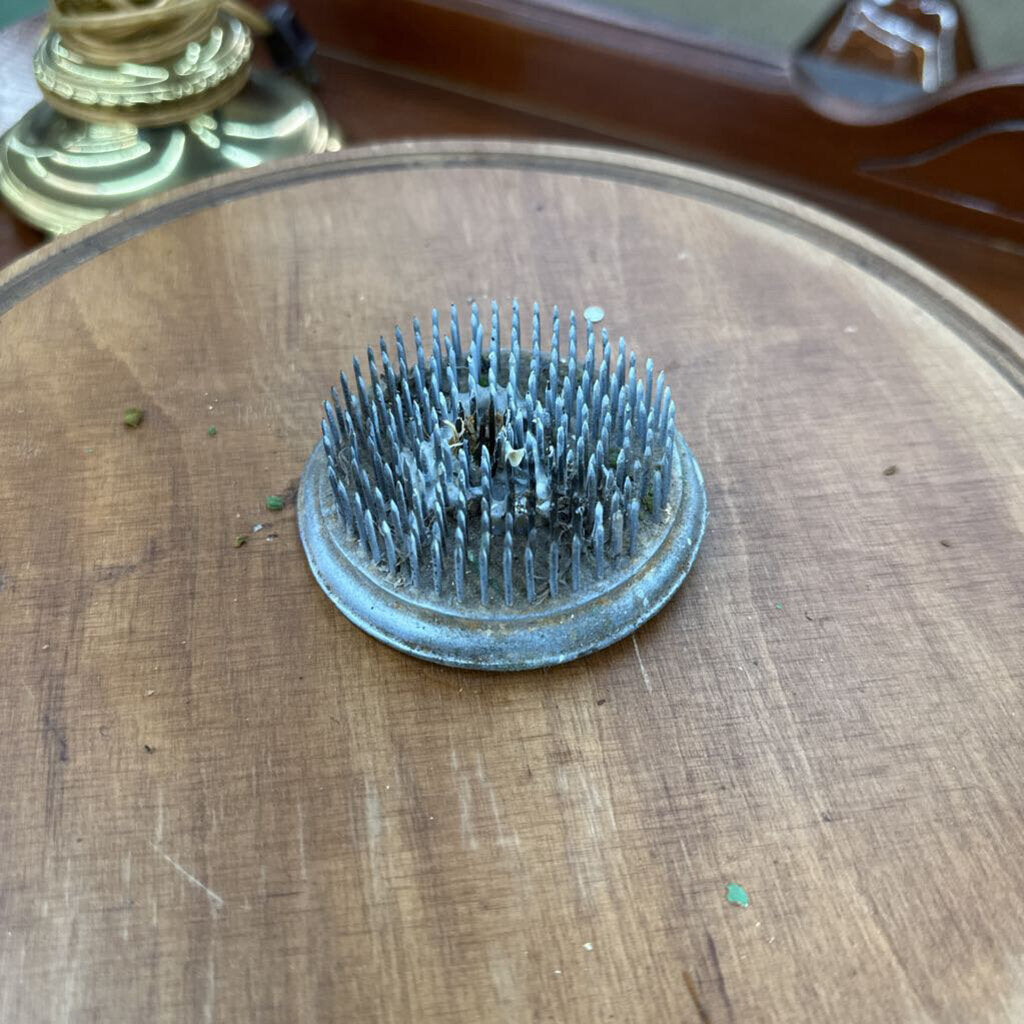 VINTAGE METAL FLOWER FROG