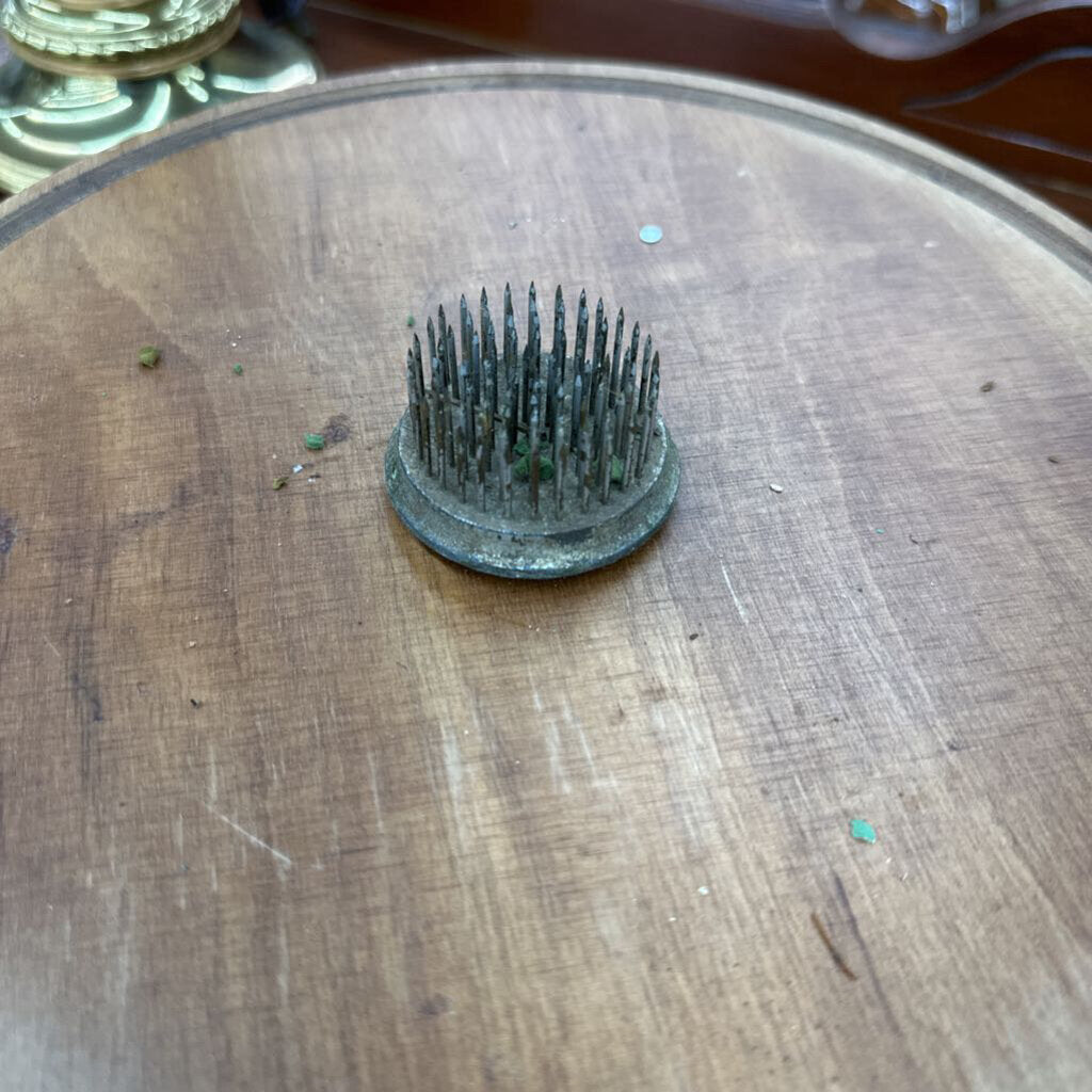 VINTAGE METAL FLOWER FROG