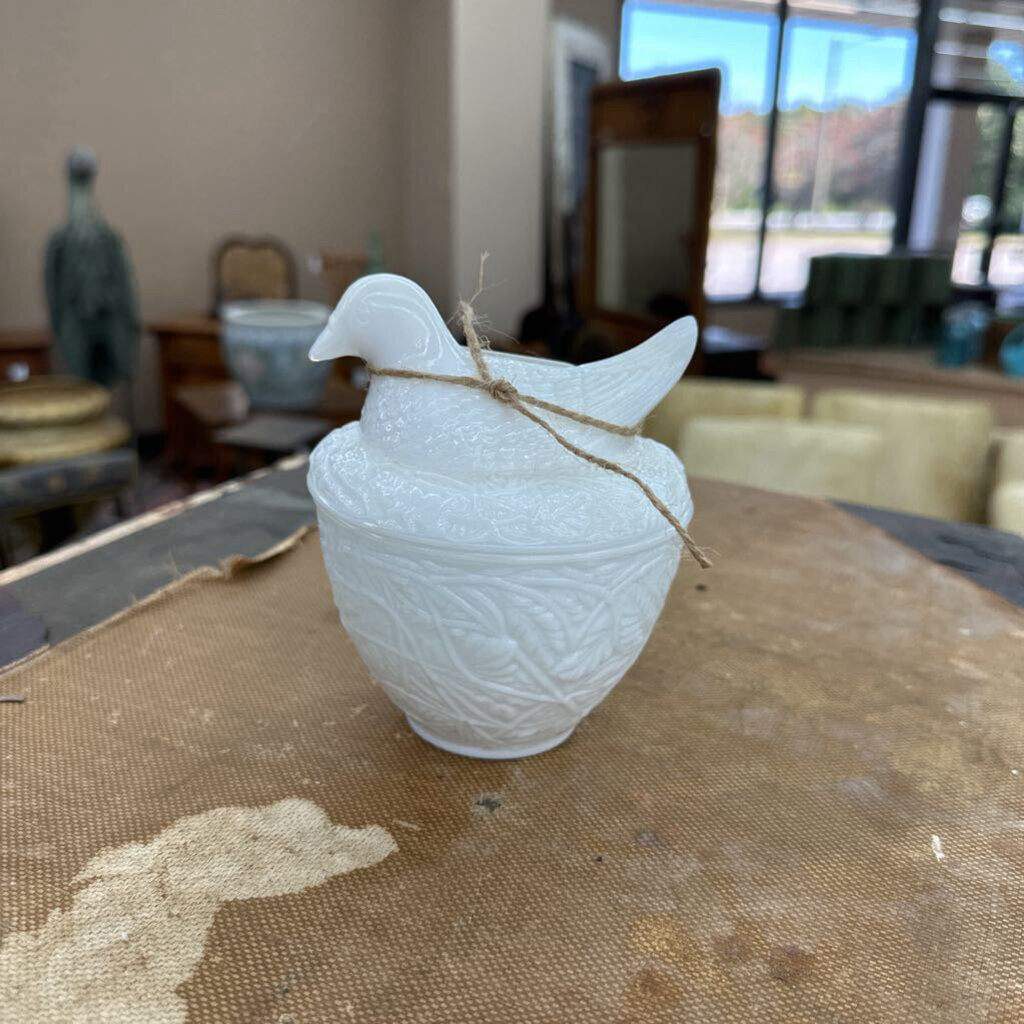 VINTAGE AVON MILK GLASS BIRD ON NEST COVERED DISH