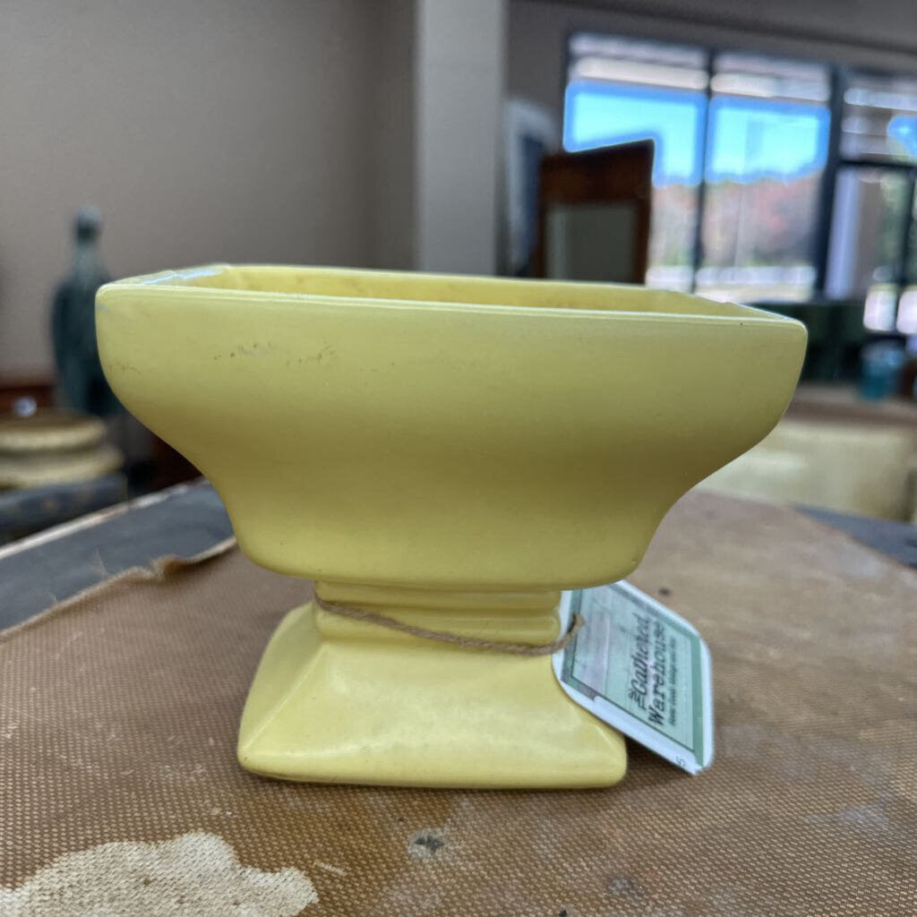 MCCOY PEDESTAL PLANTER