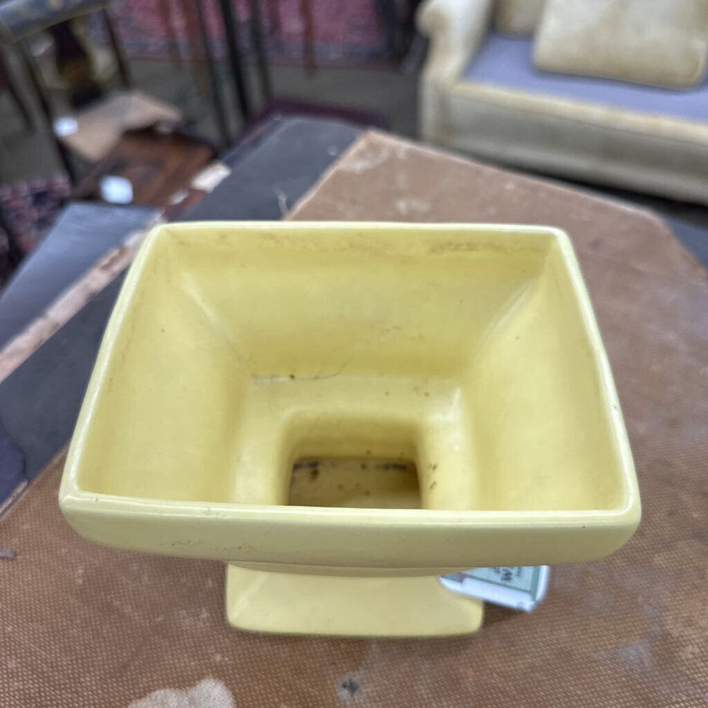 MCCOY PEDESTAL PLANTER