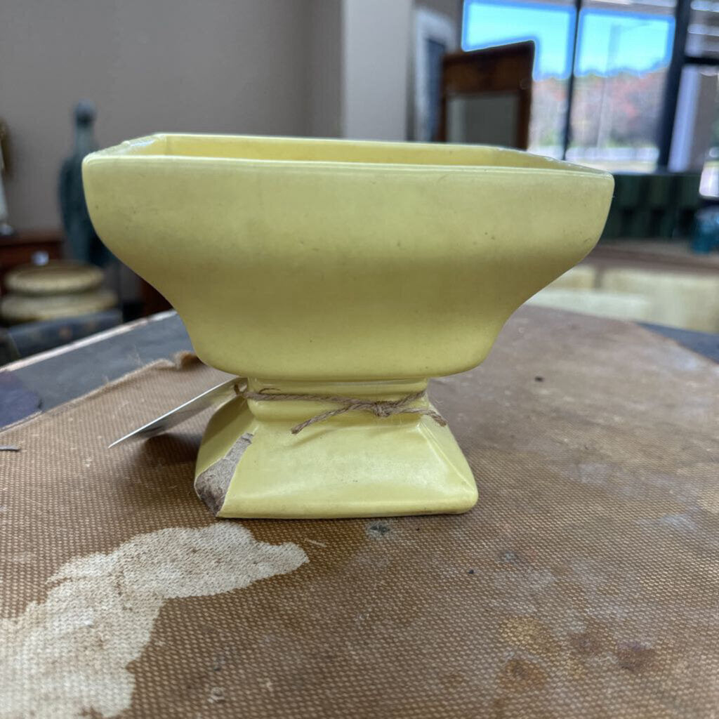 MCCOY PEDESTAL PLANTER