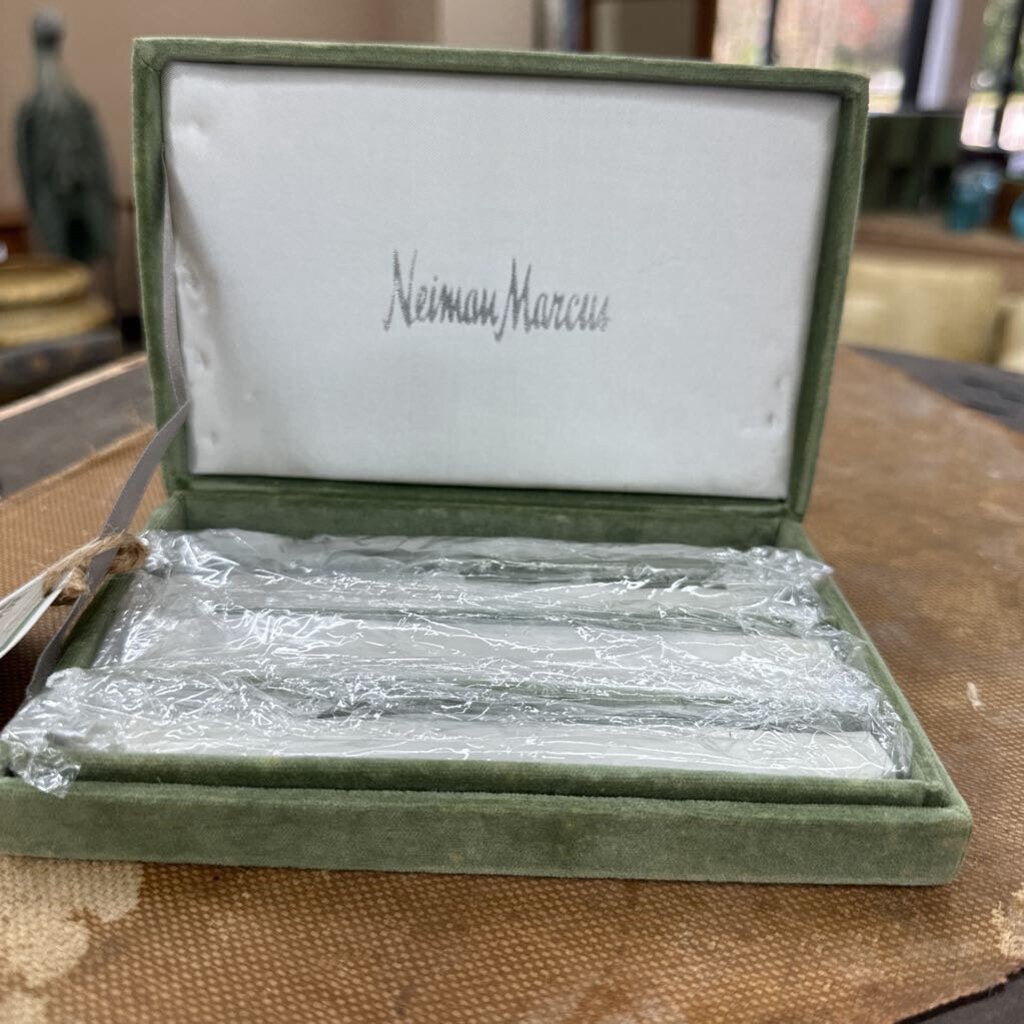 VINTAGE NEIMAN MARCUS SILVER-PLATED BUTTER KNIFE AND CHEESE SPREADER SET
