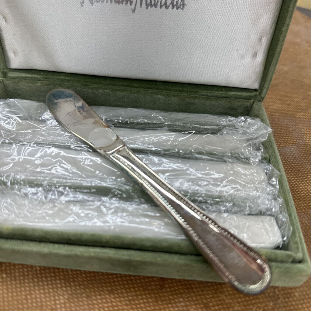 VINTAGE NEIMAN MARCUS SILVER-PLATED BUTTER KNIFE AND CHEESE SPREADER SET