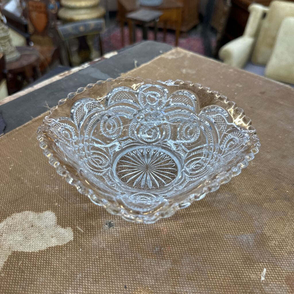 SCALLOPED EDGE SQUARE BOWL