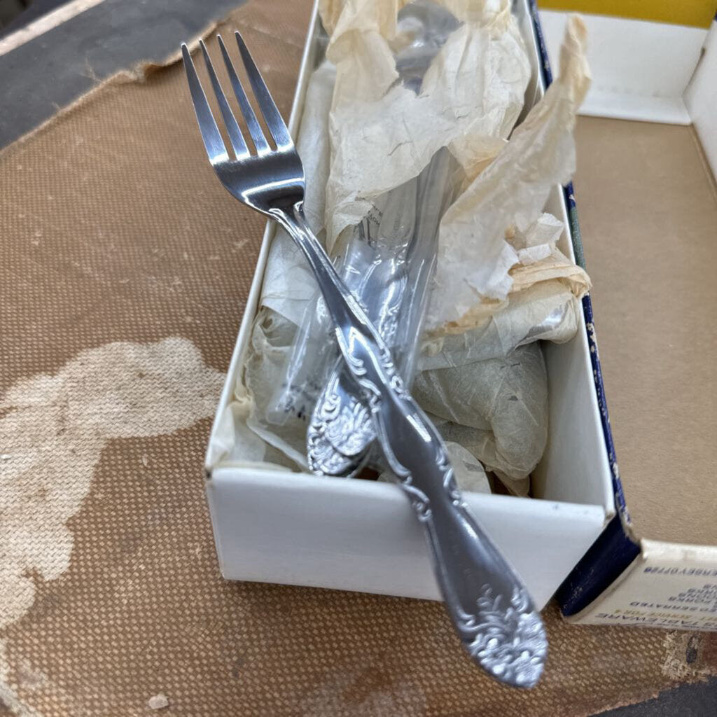 VINTAGE WASHINGTON FORGE ATRIUM FLATWARE SET IN BOX