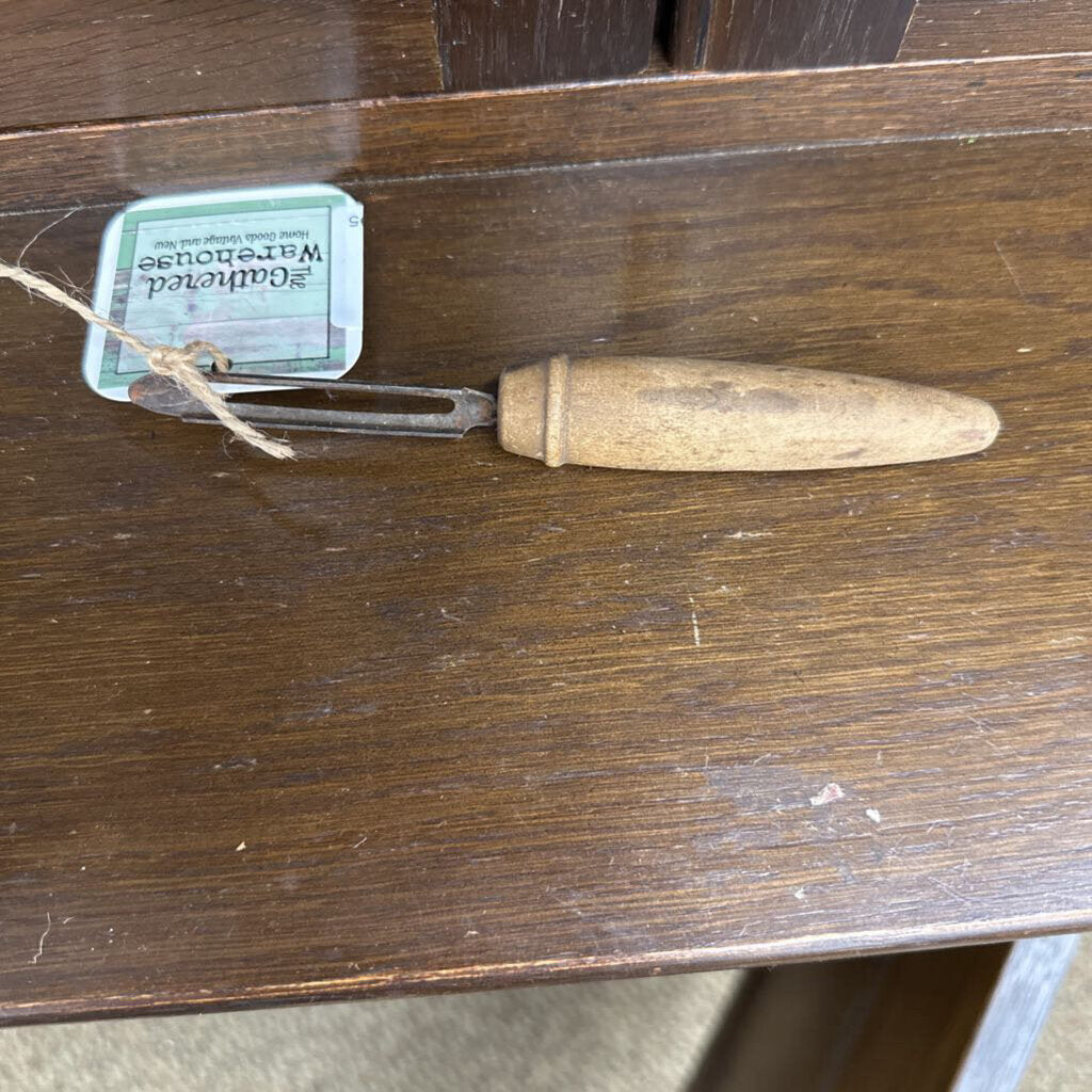WOODEN HANDLE VEGETABLE PEELER