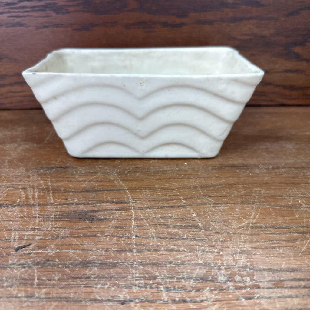 CERAMIC WAVY PLANTER