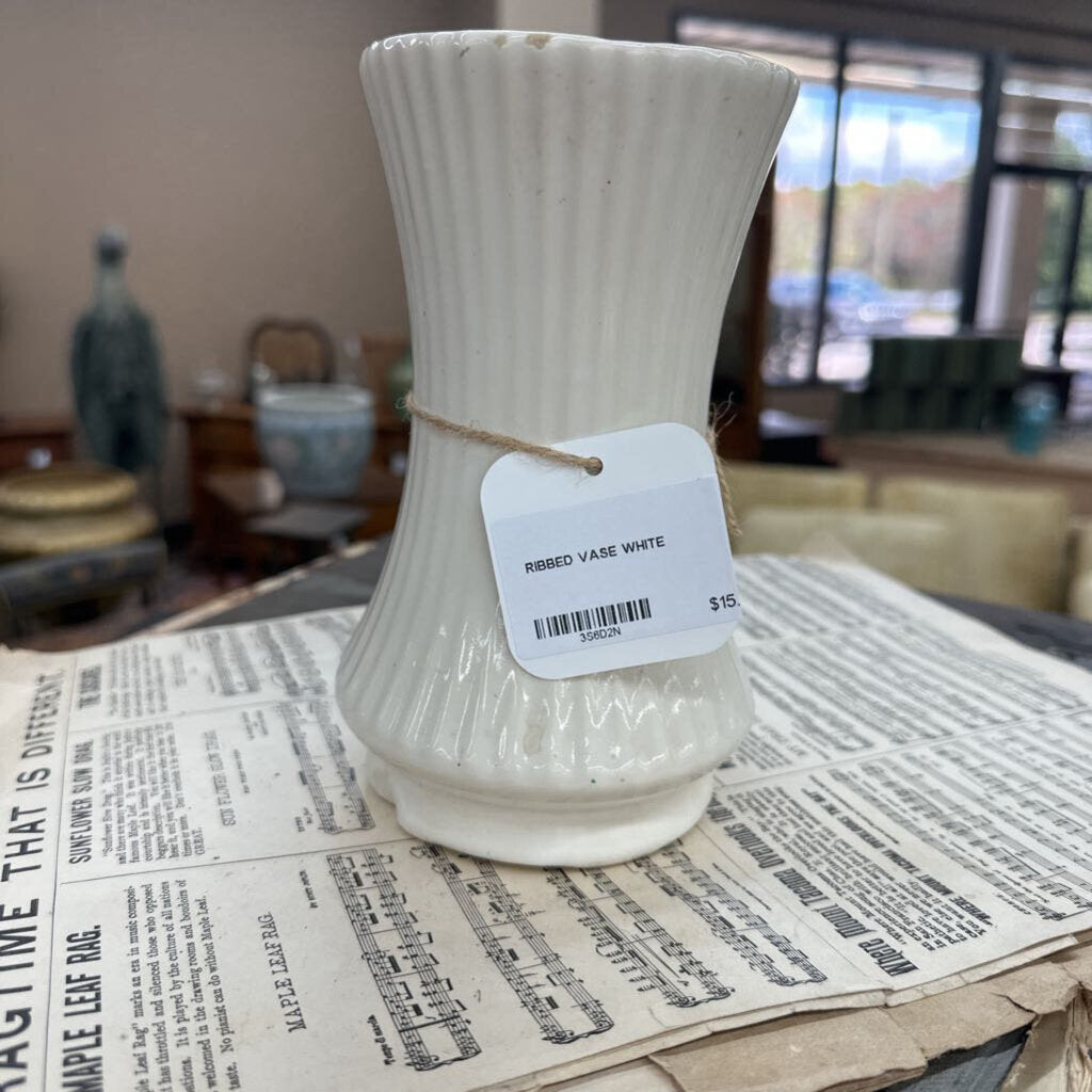 RIBBED VASE