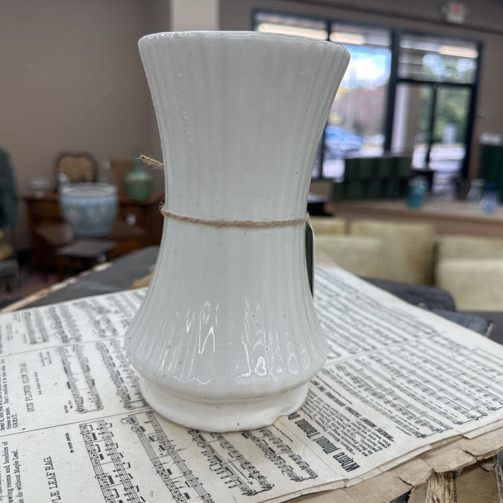 RIBBED VASE