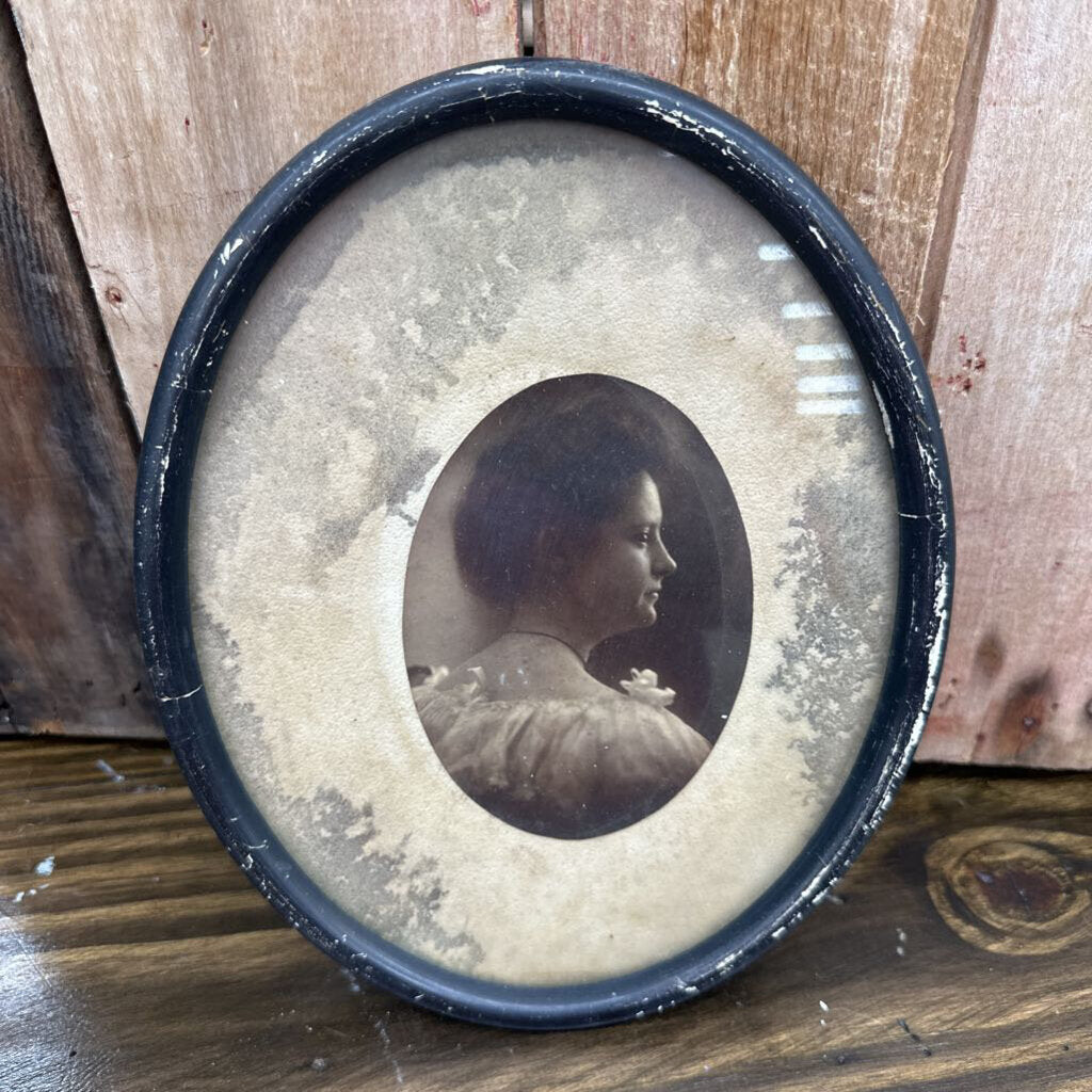 VICTORIAN ERA CAMEO PORTRIAT IN OVAL FRAME