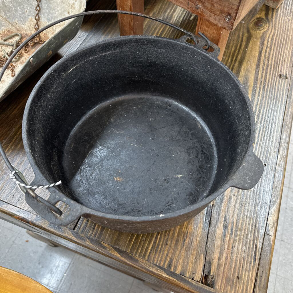 CAST IRON DUTCH OVEN
