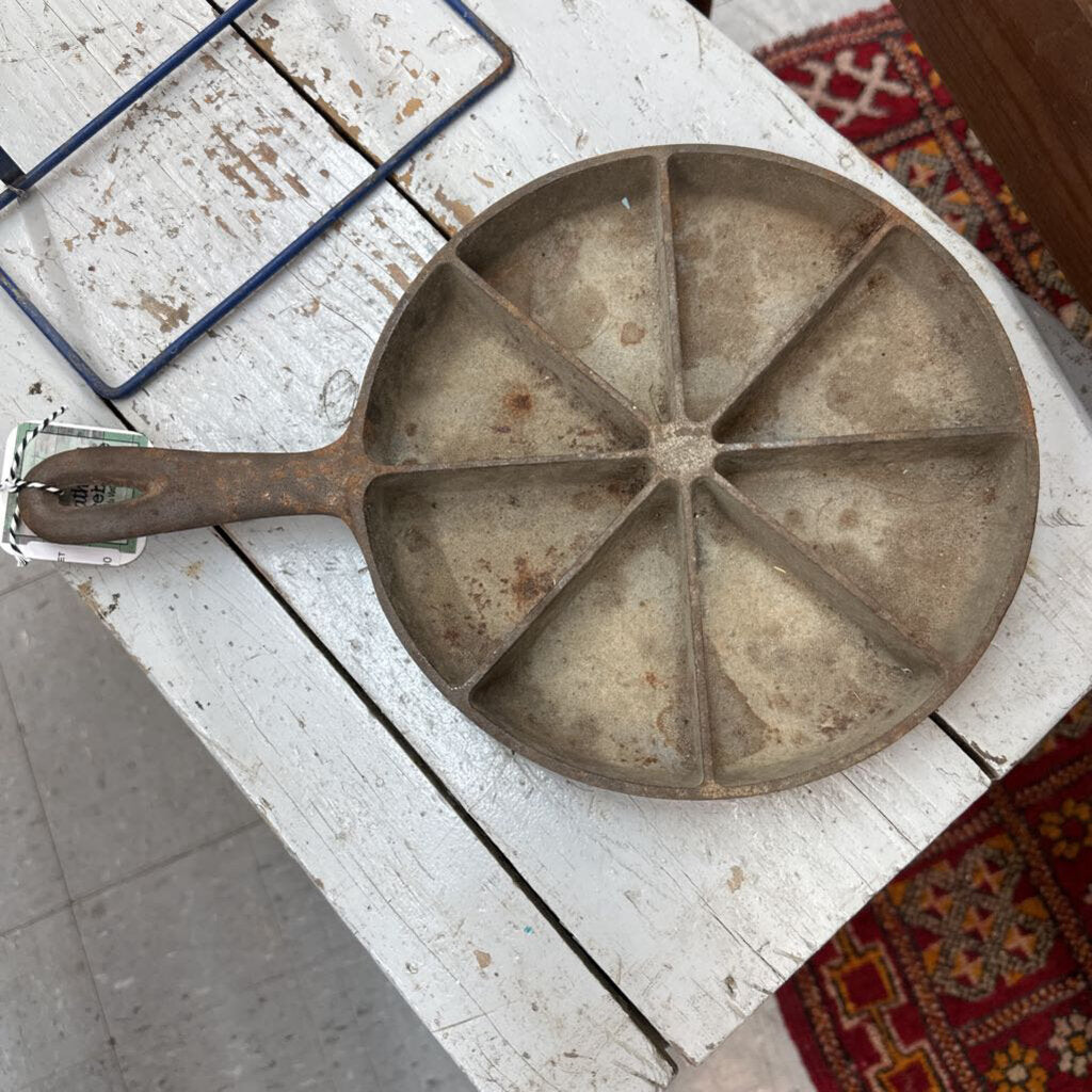 CAST IRON CORNBREAD SKILLET