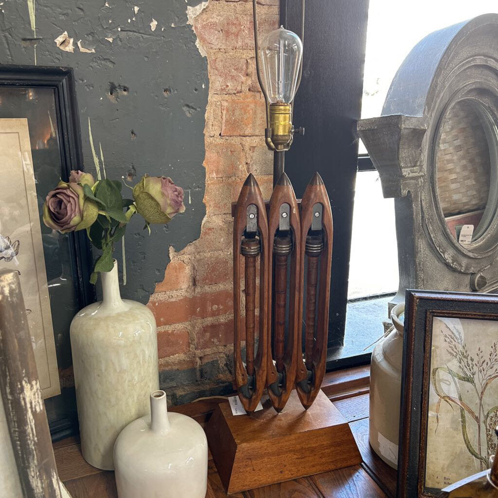 WEAVING WOODEN SHUTTLE LAMP