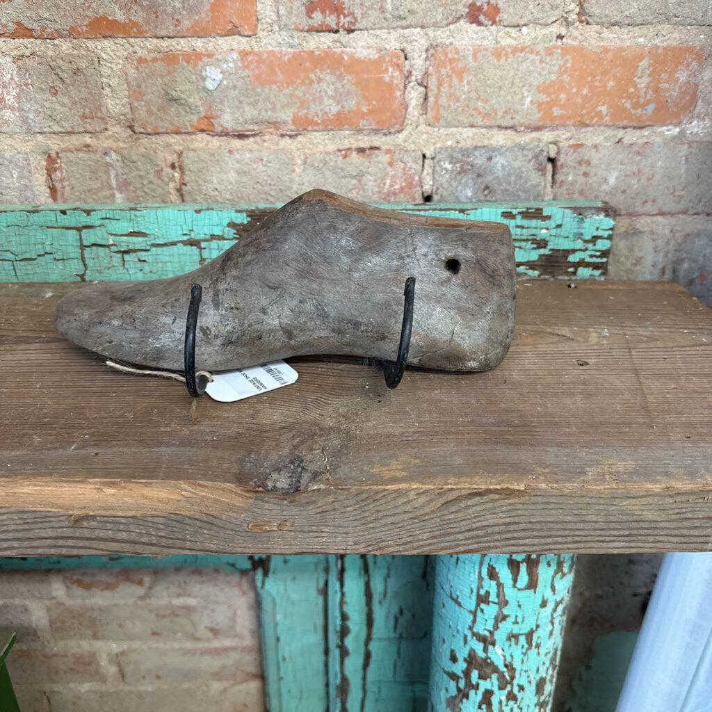 VINTAGE SHOE MOLD WITH HANGERS