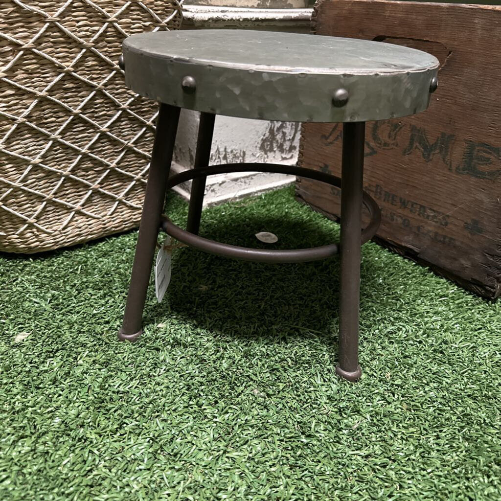 METAL MILKING STOOL